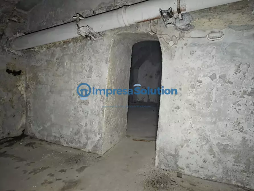 Immagine 16 di Magazzino in vendita  in Via Cisterna dell'Olio a Napoli