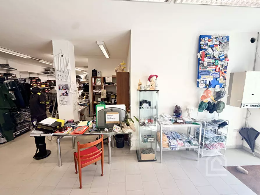 Immagine 3 di Negozio in vendita  in Via Alcide De Gasperi 2 a Chivasso
