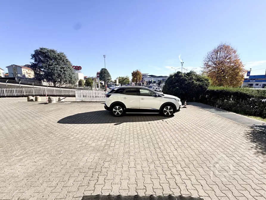 Immagine 3 di Negozio in vendita  in Via Alcide De Gasperi 2 a Chivasso