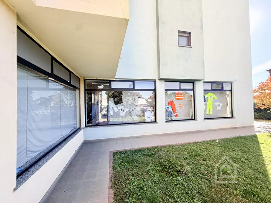 Immagine 4 di Negozio in vendita  in Via Alcide De Gasperi 2 a Chivasso