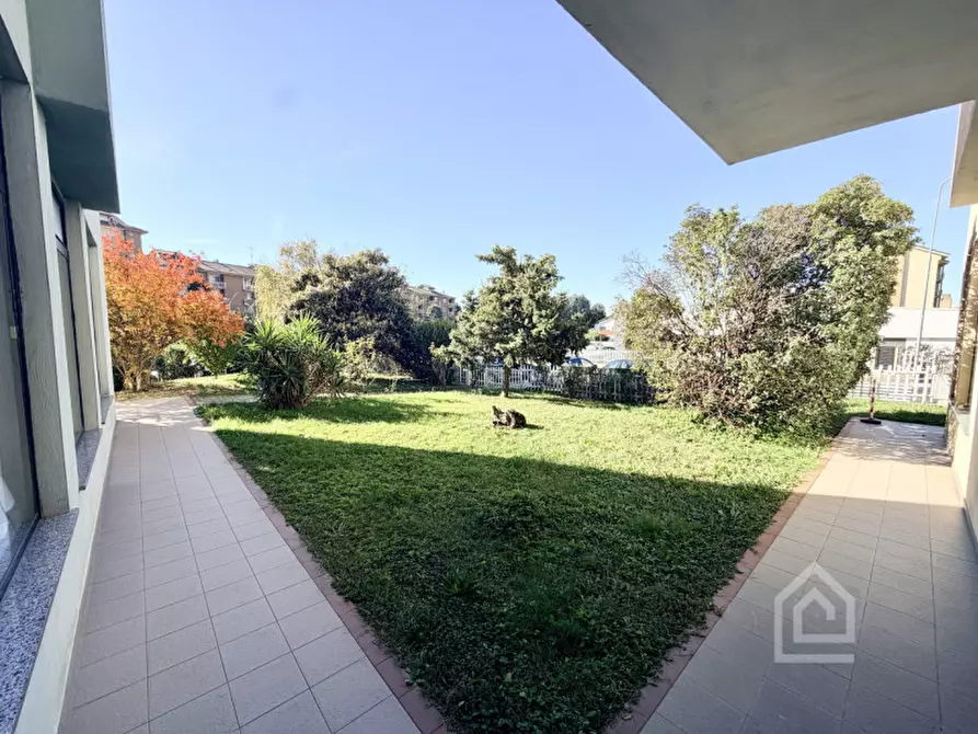 Immagine 5 di Negozio in vendita  in Via Alcide De Gasperi 2 a Chivasso