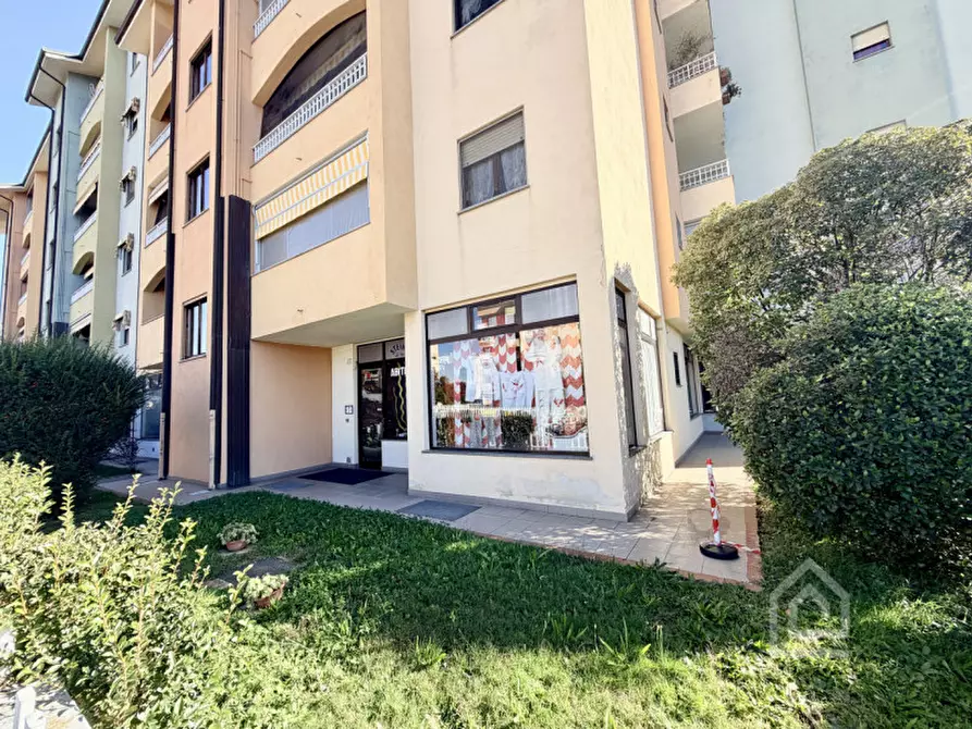 Immagine 7 di Negozio in vendita  in Via Alcide De Gasperi 2 a Chivasso