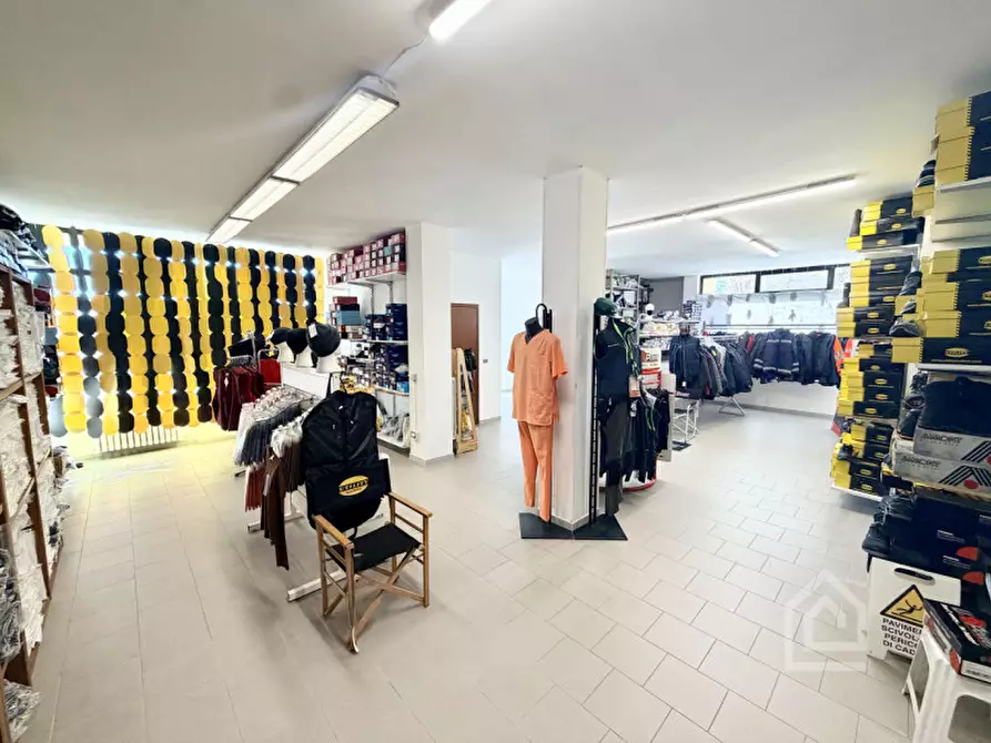 Immagine 9 di Negozio in vendita  in Via Alcide De Gasperi 2 a Chivasso