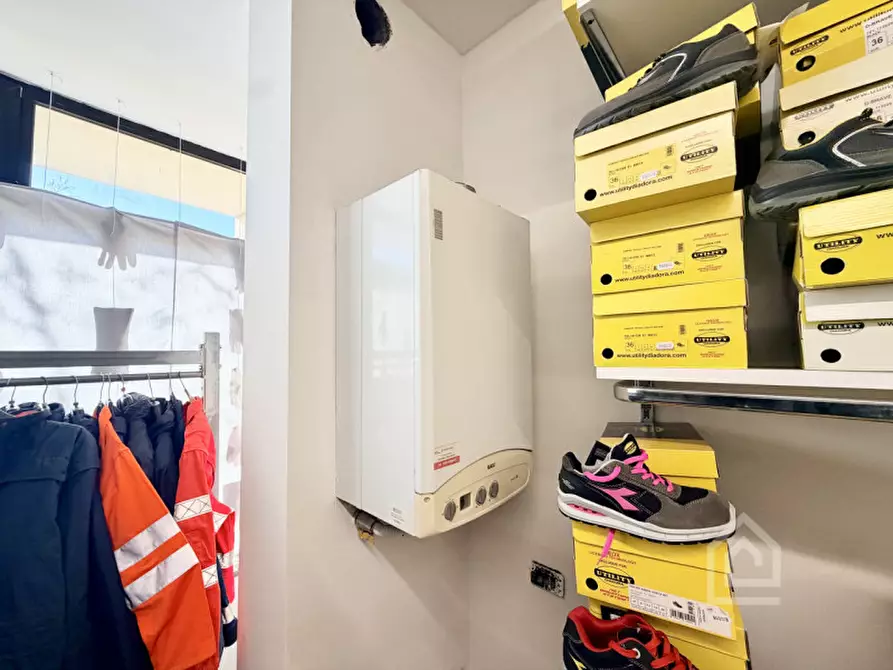 Immagine 10 di Negozio in vendita  in Via Alcide De Gasperi 2 a Chivasso