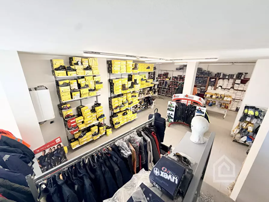 Immagine 10 di Negozio in vendita  in Via Alcide De Gasperi 2 a Chivasso