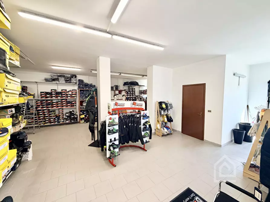 Immagine 11 di Negozio in vendita  in Via Alcide De Gasperi 2 a Chivasso