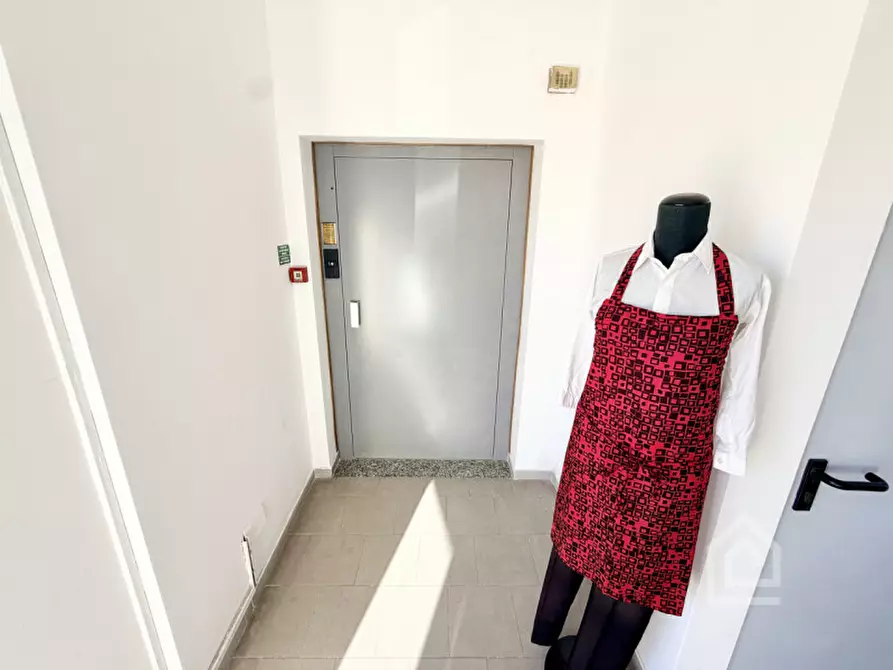 Immagine 11 di Negozio in vendita  in Via Alcide De Gasperi 2 a Chivasso
