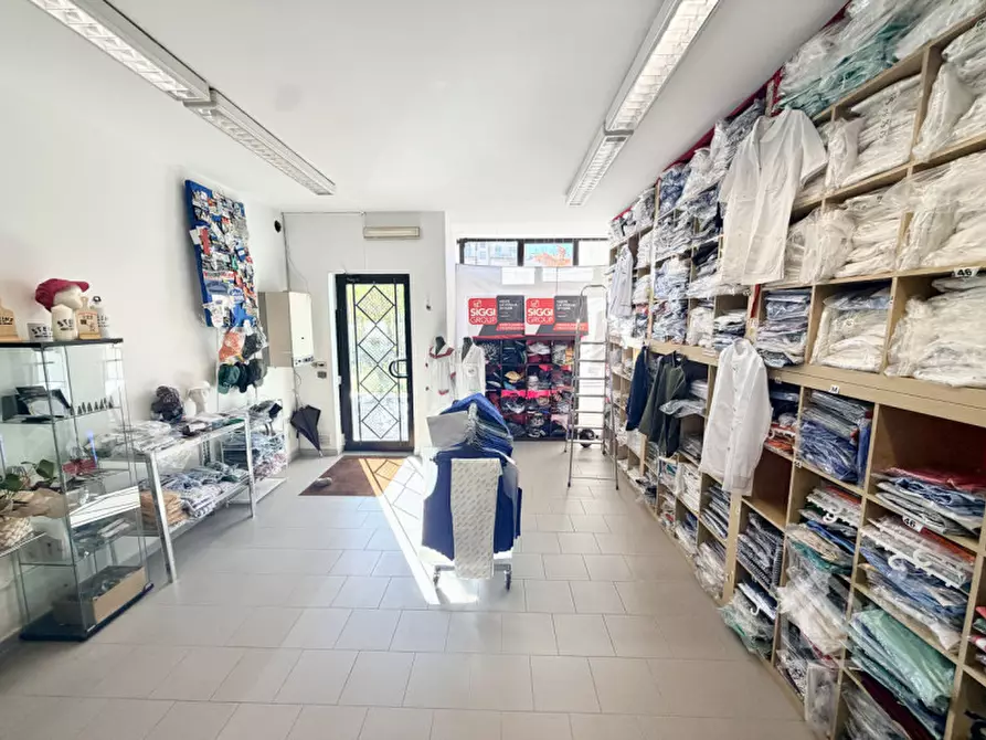 Immagine 15 di Negozio in vendita  in Via Alcide De Gasperi 2 a Chivasso