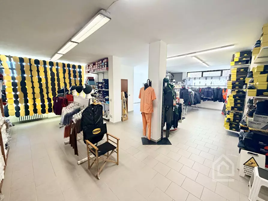 Immagine 15 di Negozio in vendita  in Via Alcide De Gasperi 2 a Chivasso