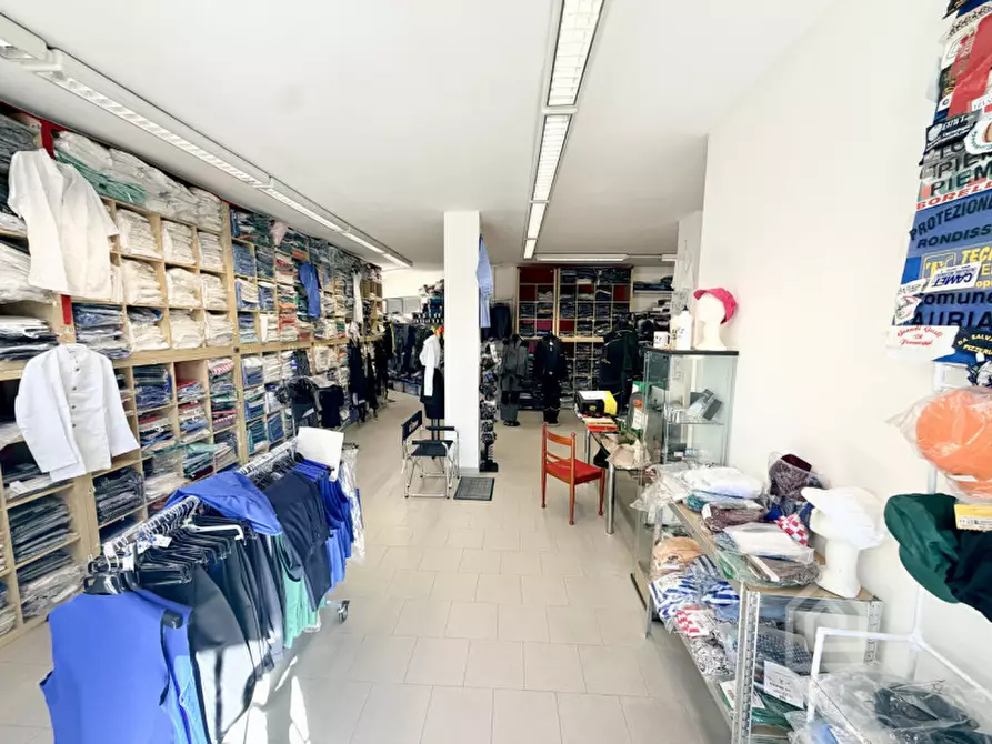 Immagine 16 di Negozio in vendita  in Via Alcide De Gasperi 2 a Chivasso