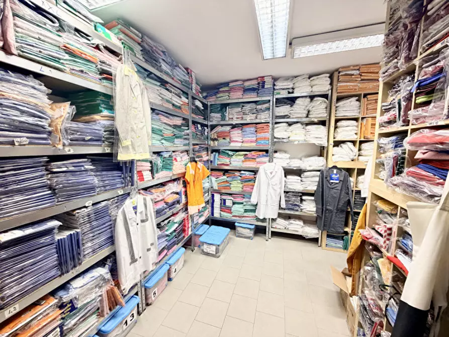 Immagine 29 di Negozio in vendita  in Via Alcide De Gasperi 2 a Chivasso