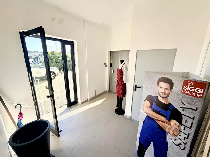 Immagine 29 di Negozio in vendita  in Via Alcide De Gasperi 2 a Chivasso