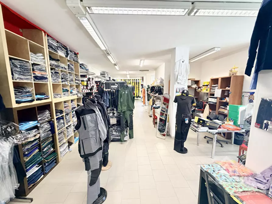 Immagine 30 di Negozio in vendita  in Via Alcide De Gasperi 2 a Chivasso