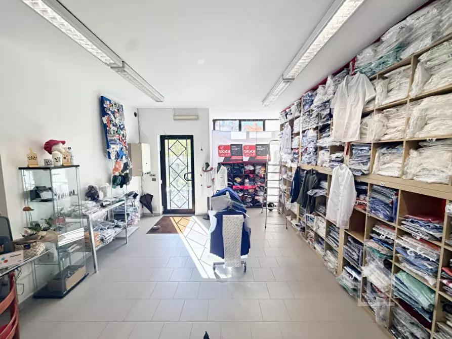 Immagine 31 di Negozio in vendita  in Via Alcide De Gasperi 2 a Chivasso