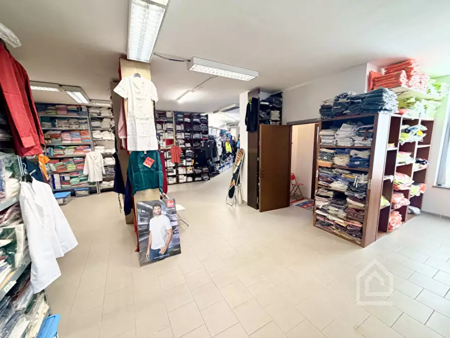Immagine 32 di Negozio in vendita  in Via Alcide De Gasperi 2 a Chivasso
