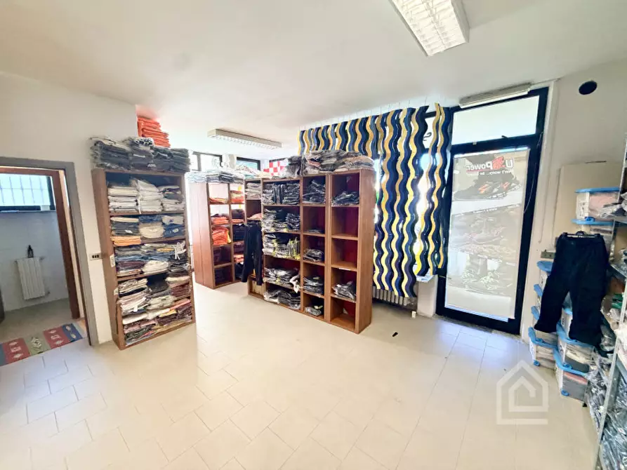 Immagine 33 di Negozio in vendita  in Via Alcide De Gasperi 2 a Chivasso