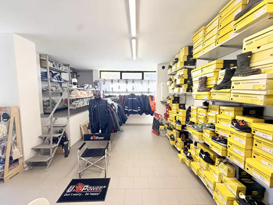 Immagine 38 di Negozio in vendita  in Via Alcide De Gasperi 2 a Chivasso