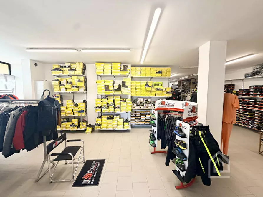 Immagine 40 di Negozio in vendita  in Via Alcide De Gasperi 2 a Chivasso
