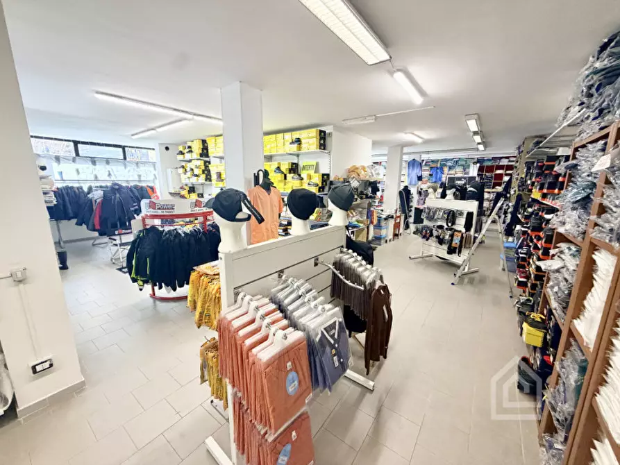 Immagine 41 di Negozio in vendita  in Via Alcide De Gasperi 2 a Chivasso