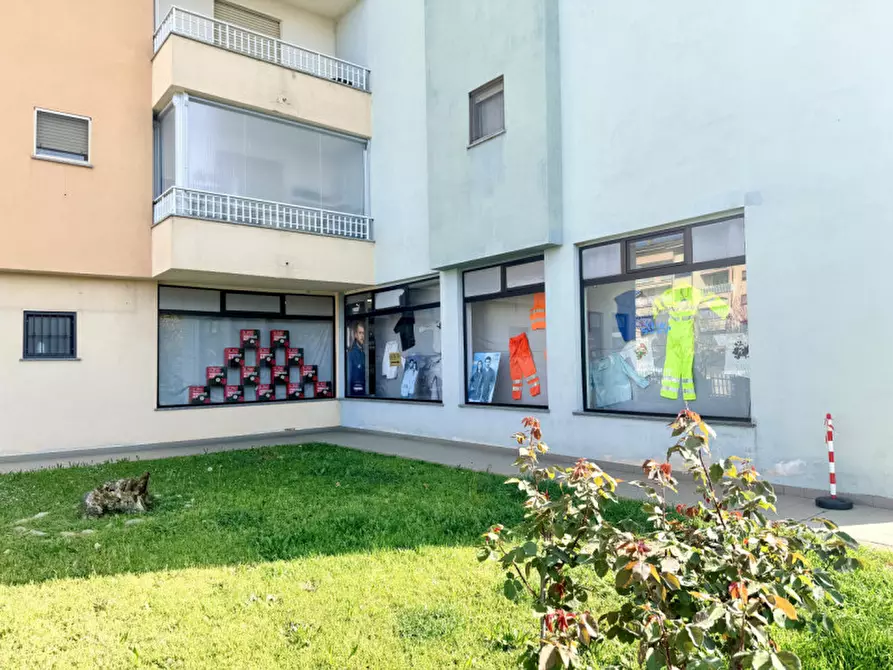 Immagine 45 di Negozio in vendita  in Via Alcide De Gasperi 2 a Chivasso