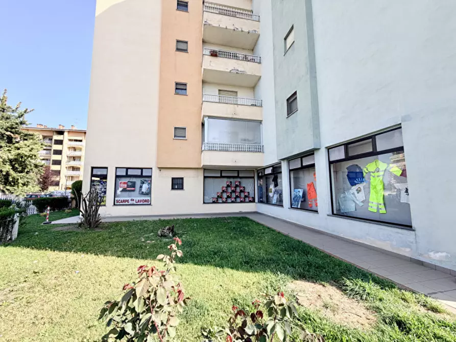 Immagine 46 di Negozio in vendita  in Via Alcide De Gasperi 2 a Chivasso