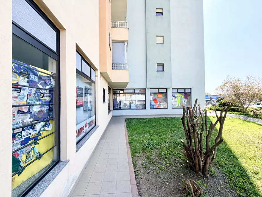 Immagine 54 di Negozio in vendita  in Via Alcide De Gasperi 2 a Chivasso