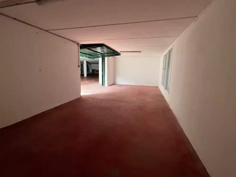 Immagine 2 di Magazzino in vendita  a Schio