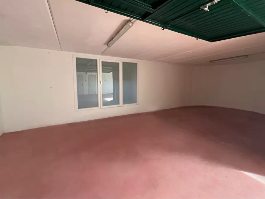 Immagine 3 di Magazzino in vendita  a Schio