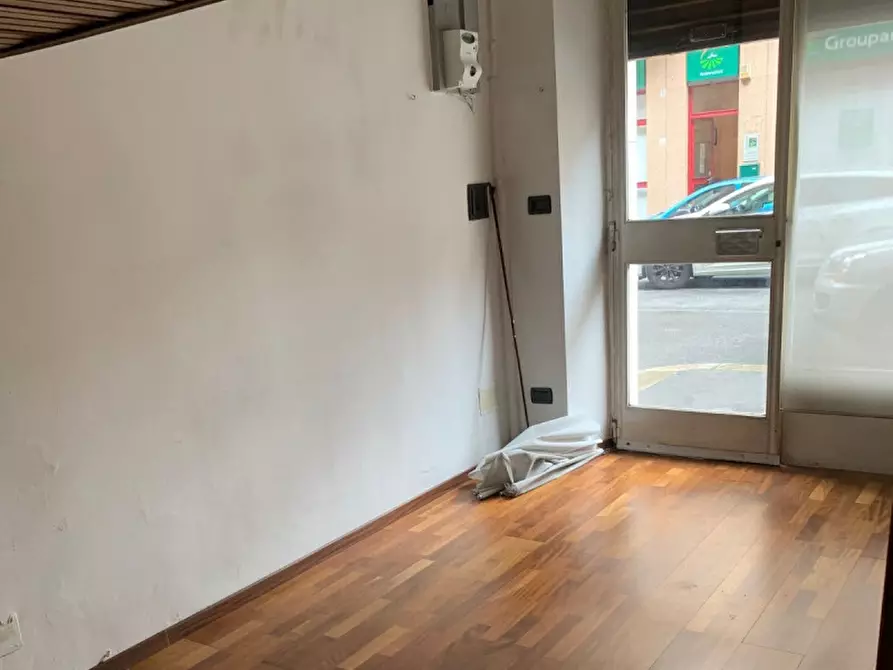 Immagine 4 di Negozio in vendita  in Via Valdieri 13/B a Torino