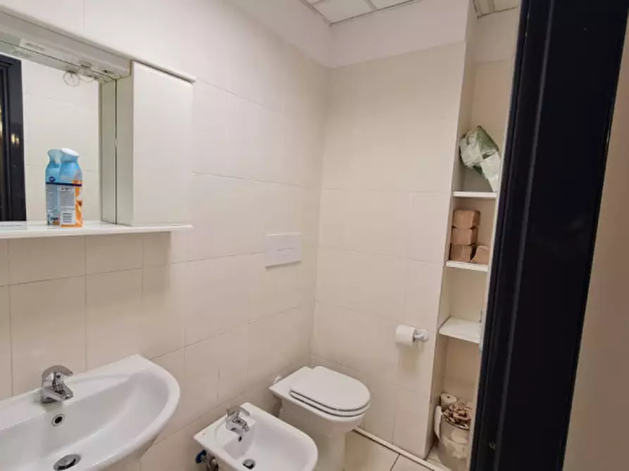 Immagine 13 di Ufficio in affitto  in Via Valenza a Milano