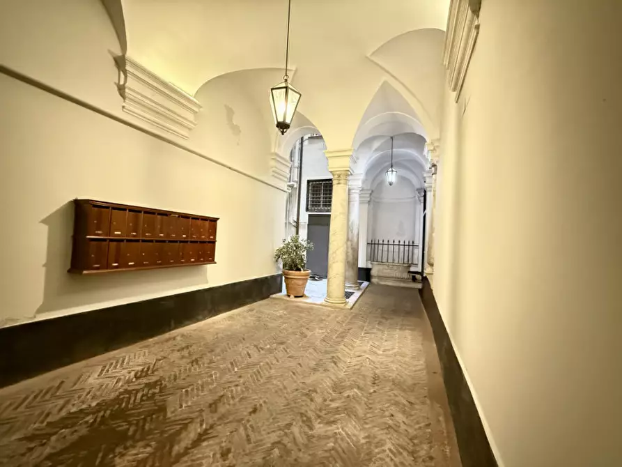 Immagine 1 di Appartamento in vendita  in via della maddalena a Genova