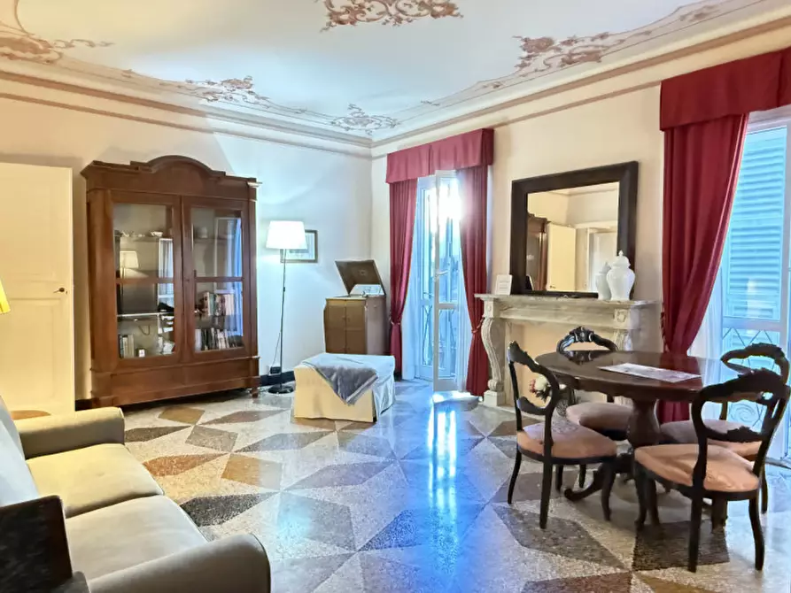 Immagine 2 di Appartamento in vendita  in via della maddalena a Genova