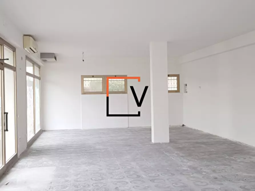 Immagine 2 di Negozio in vendita  in Via Leopardi a Preganziol