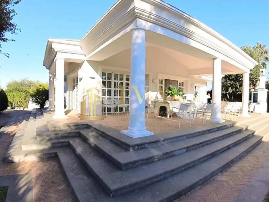 Immagine 1 di Villa in vendita  in Via Zenone di Elea a Roma