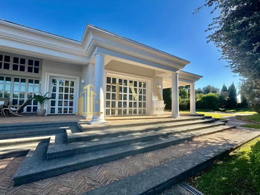 Immagine 3 di Villa in vendita  in Via Zenone di Elea a Roma