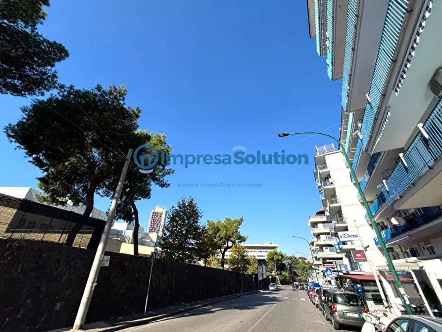 Immagine 3 di Negozio in vendita  in Via Tommaso De Amicis a Napoli