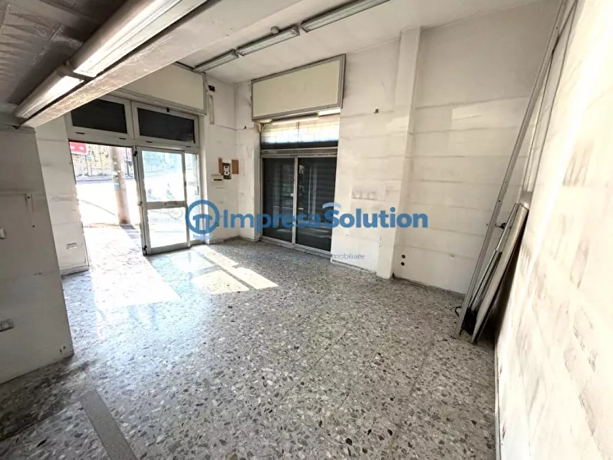 Immagine 10 di Negozio in vendita  in Via Tommaso De Amicis a Napoli