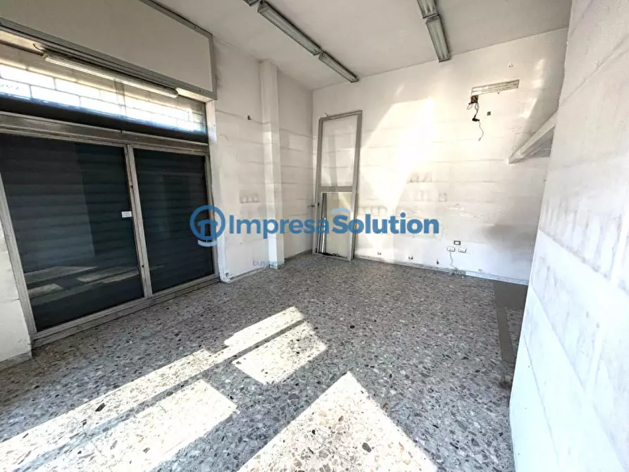 Immagine 13 di Negozio in vendita  in Via Tommaso De Amicis a Napoli