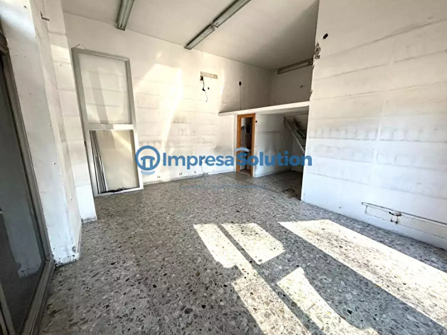 Immagine 14 di Negozio in vendita  in Via Tommaso De Amicis a Napoli