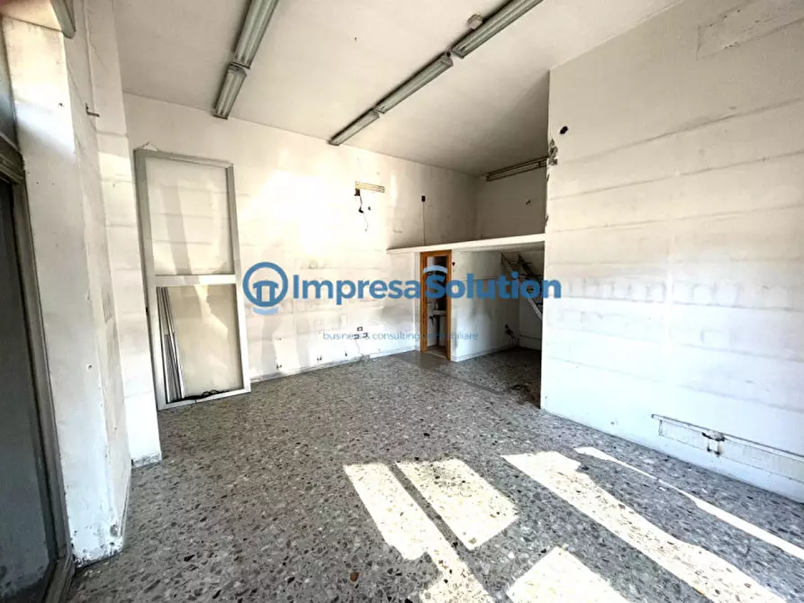 Immagine 15 di Negozio in vendita  in Via Tommaso De Amicis a Napoli