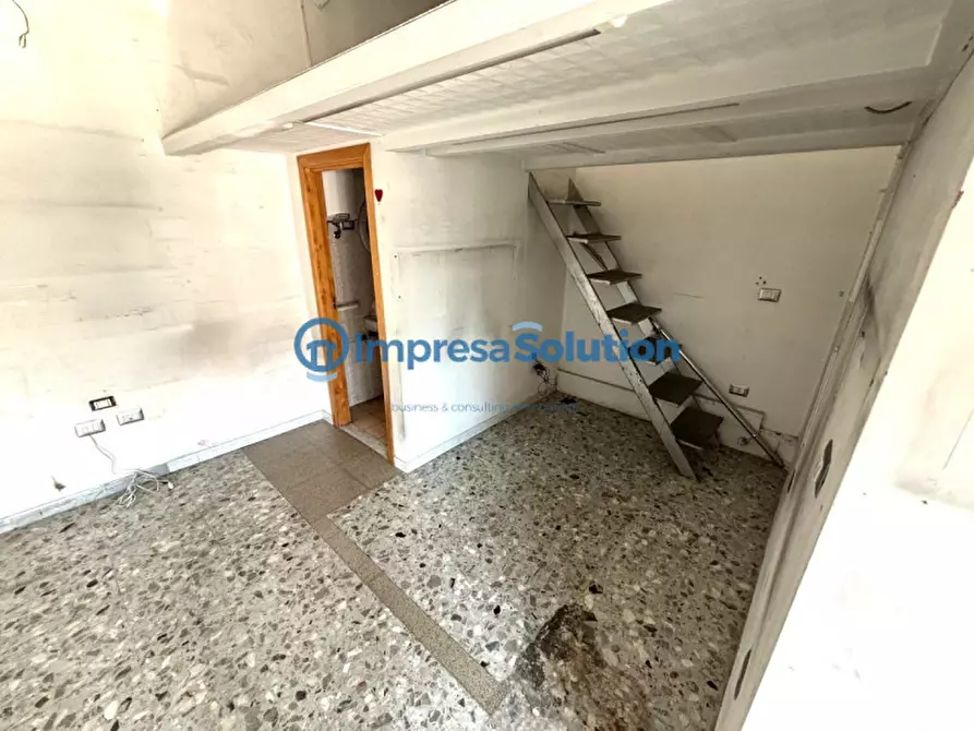 Immagine 16 di Negozio in vendita  in Via Tommaso De Amicis a Napoli