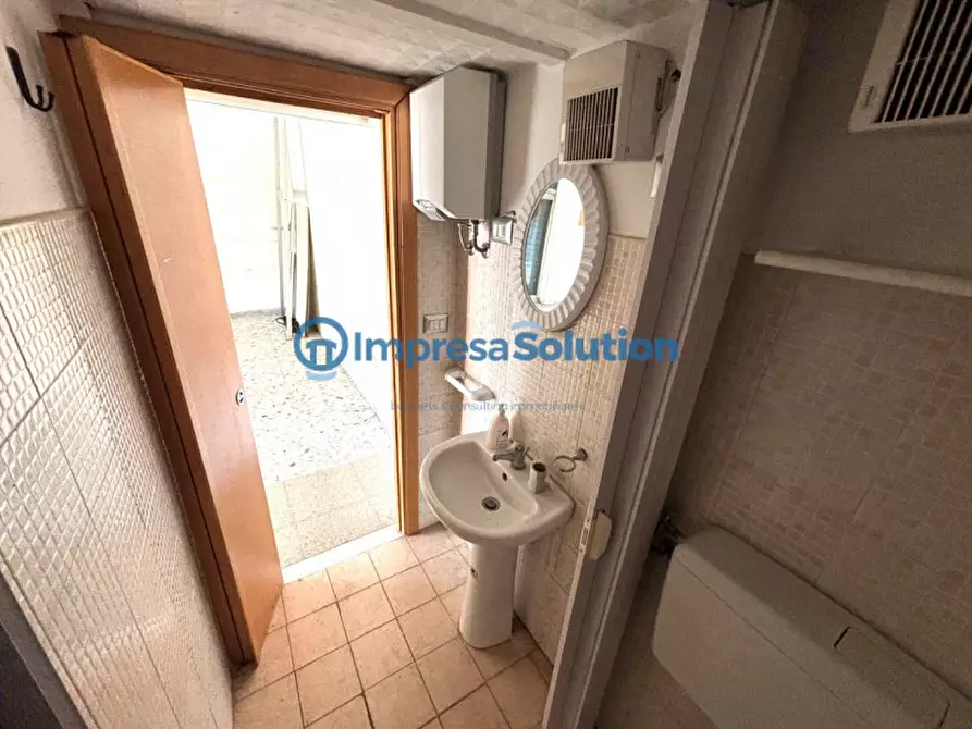 Immagine 17 di Negozio in vendita  in Via Tommaso De Amicis a Napoli