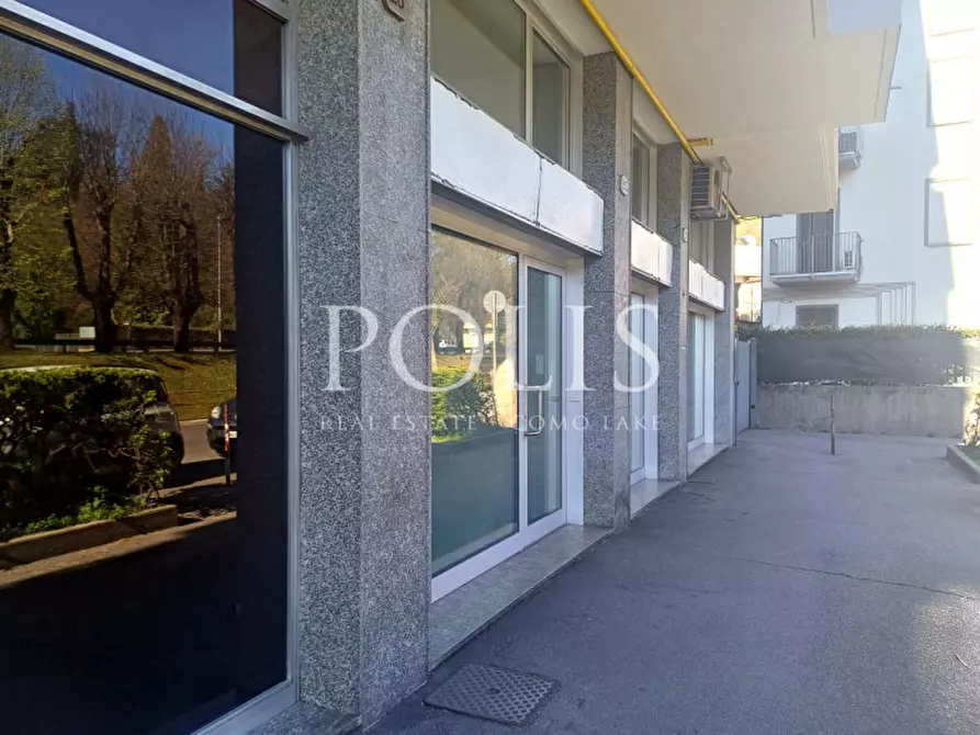 Immagine 2 di Negozio in vendita  in Via Piave a Como