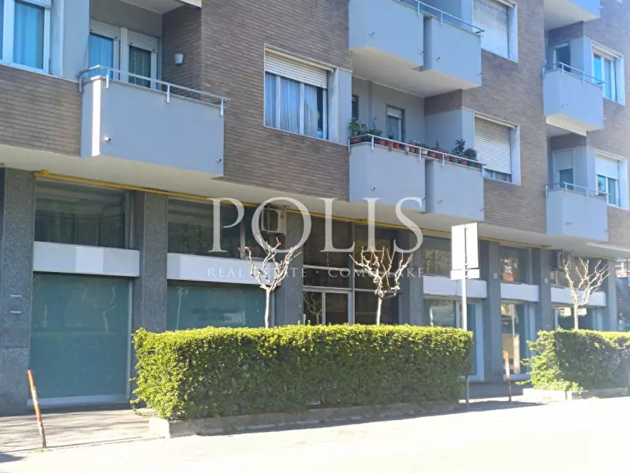 Immagine 4 di Negozio in vendita  in Via Piave a Como