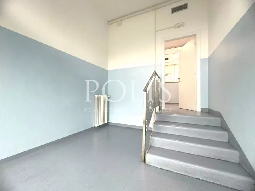 Immagine 5 di Negozio in vendita  in Via Piave a Como