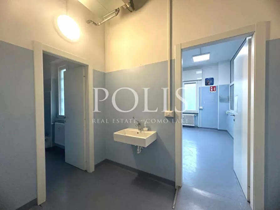 Immagine 15 di Negozio in vendita  in Via Piave a Como