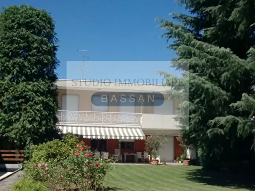 Immagine 3 di Villa in vendita  in via  Tevere 4 a Lonate Pozzolo