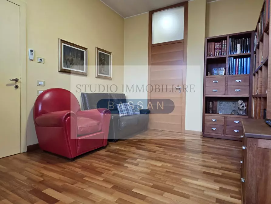 Immagine 19 di Villa in vendita  in via  Tevere 4 a Lonate Pozzolo