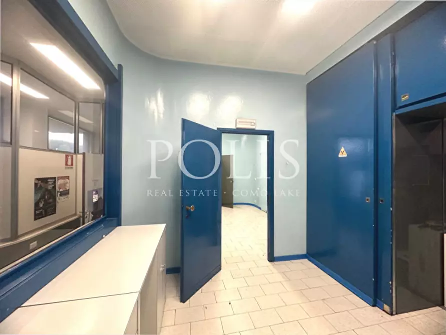 Immagine 4 di Negozio in vendita  in Via Piave a Como