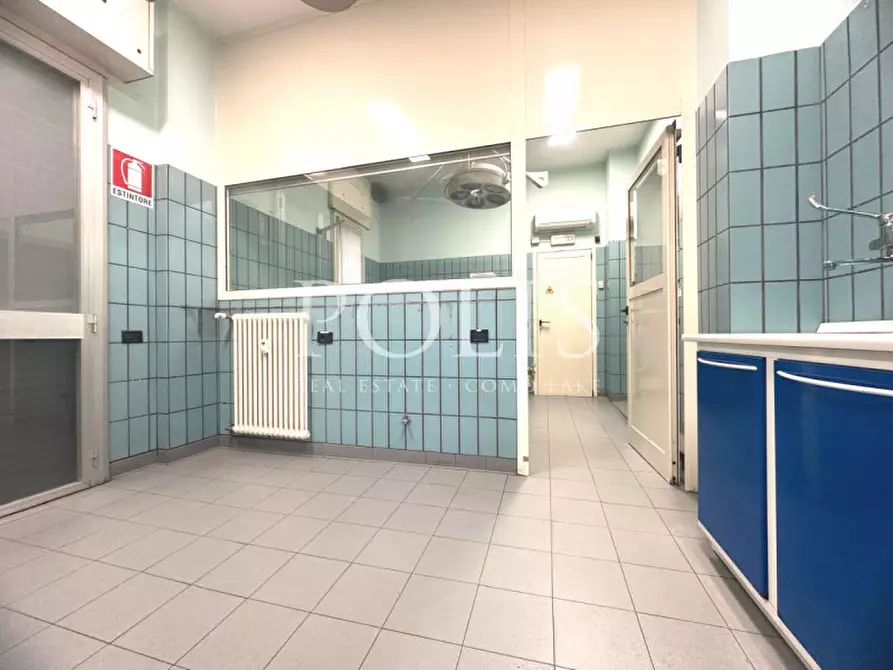 Immagine 5 di Negozio in vendita  in Via Piave a Como